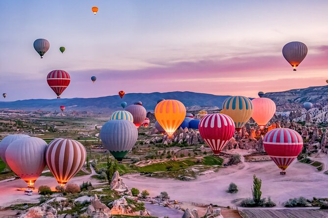 Valles únicos y cielos de Capadocia